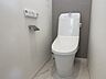 トイレ：【トイレ】限られたスペースを有効に使ったトイレ空間です。タオルリングやペーパーホルダーなどの小物もバランスよく配置し、使い勝手にも配慮しました。