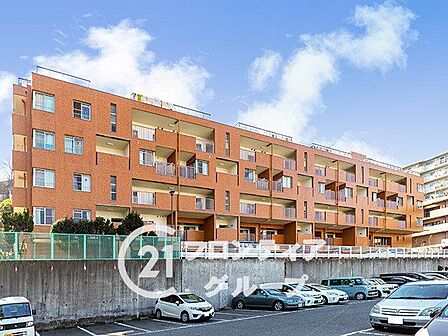 シンプルながらも存在感のあるマンション外観は、住む人を魅了し、日常に特別な時間をもたらします。