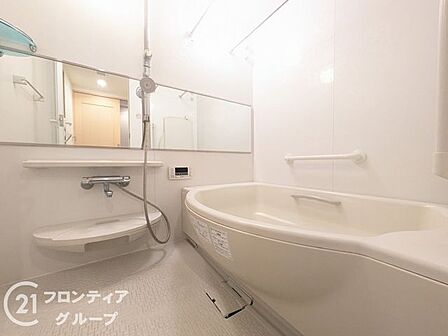 一日の疲れを優しく解きほぐすゆとりあるバスルームは、心からリラックスできる癒やしの空間です。落ち着いた照明と広い浴槽で、贅沢なバスタイムを心ゆくまでお楽しみください