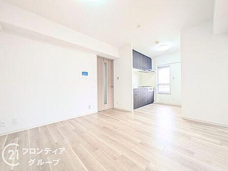 落ち着いた色合いのリビングは、居心地が良く穏やかな時間を提供します