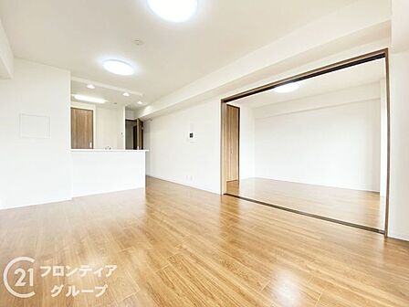リビング横には6帖の洋室があります◎客間や子どもの遊び場、昼寝スペースなど用途多彩。リビングと隣接しているため、家族が自然に集まりやすく、コミュニケーションも活発になります。
