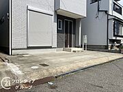 使いやすい駐車場で、家族全員が快適に利用できるスペースです。駐輪スペースもございます。コンビニやスーパーまで気軽に行く事ができ、毎日のお買い物も困りませんね。