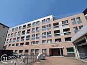 シンプルで洗練されたマンション外観は、住む人のセンスを引き立て、落ち着いた雰囲気を提供します。都会的なデザインが魅力で、住む人に誇りを与える空間です