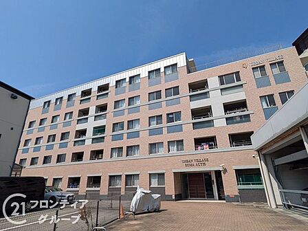 シンプルで洗練されたマンション外観は、住む人のセンスを引き立て、落ち着いた雰囲気を提供します。都会的なデザインが魅力で、住む人に誇りを与える空間です