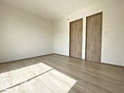 フローリング材には、木目や色調など木材特有の風合いがあり、ナチュラルな美しさで、日々の生活に温もりを与えてくれます。