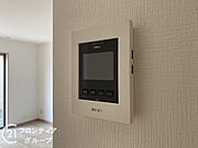 女性やお子様にも安心のTVモニター付きインターホン！一目で来客を確認できるので、特に小さなお子様をお持ちのご家庭でも安心してお住まい頂ける設備です。