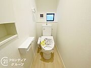 オート開閉のフタなので、手を触れず清潔・快適なトイレです！