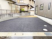使いやすい駐車場で、家族全員が快適に利用できるスペースです