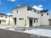 ＼同仕様写真／外壁にサイディング材を使用したおしゃれな外観。色柄バリエーションが豊富なため、住まいの表情を豊かに表現してくれます。また、雨で汚れを落としてくれます！