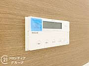 設定した温度に自動でおふろを沸かしてくれるオートバスリモコン！追炊き機能も付いているので、入浴しながら温度調節可能