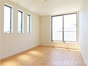 ＼同仕様写真／フローリング材には、木目や色調など木材特有の風合いがあり、ナチュラルな美しさで、日々の生活に温もりを与えてくれます。