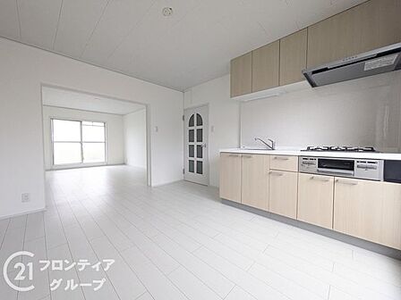 白で統一されたリビングは、広々としており、ご家族や友人と過ごすのにぴったりの空間です