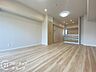 リビング/ダイニング：リフォーム済み！システムキッチン・ユニットバス・洗面化粧台・トイレ交換・建具交換・クロス全室・床材張替・配管更新・ハウスクリーニング新調。収納力豊富な間取り。家事動線に優れた2WAYバルコニーを採用。