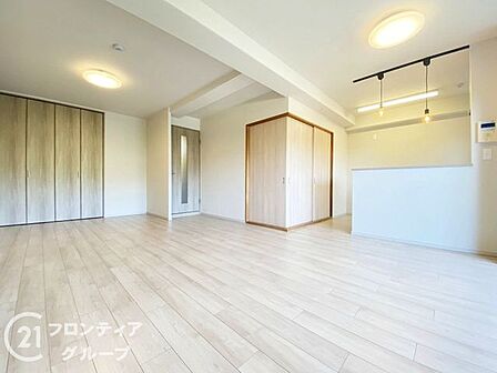 リフォーム済み!クロス張替・水回り交換・フロア新調。リビング横の和室は、リラックススペースや客間としても最適な空間です。エレベーターが2基設置されており、朝の混雑時もスムーズに移動できます。