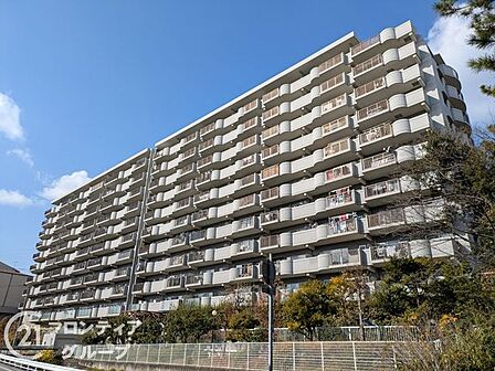 機能性とデザイン性を兼ね備えたマンション外観で、住む人に快適な生活を提供します