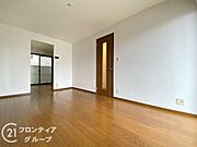 リフォーム済みのリビングは、洗練されたデザインと快適な空間が広がり、家族の集う場所にぴったりです！
