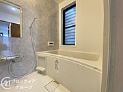 清潔感あふれるリフォーム済みのバスルームです。新しく生まれ変わったお風呂で、リラックスタイムをお楽しみください。窓があるのでこまめに換気ができ、快適な空間を保てます。