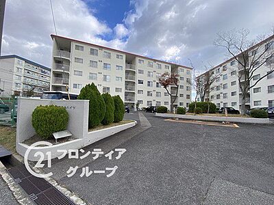 外観:伝統と現代が融合したマンション外観は、魅力的なデザインを実現し、住む人に特別なひとときを提供します。歴史ある街並みに調和したデザインが魅力です 外観:伝統と現代が融合したマンション外観は、魅力的なデザインを実現し、住む人に特別なひとときを提供します。歴史ある街並みに調和したデザインが魅力です