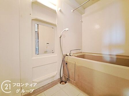 大きな鏡とバスタブ付きで、ゆったりとお風呂に浸かり、疲れた体を癒せる空間です。
