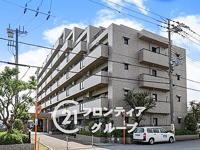 外観：スーパー、コンビニが徒歩圏内のマンションは、日常の買い物が便利で、生活の利便性が高い魅力的な住環境です！