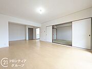 広々としたリビングで、明るい日が差し込みます！家族団らんの時間をゆったりと過ごせます！