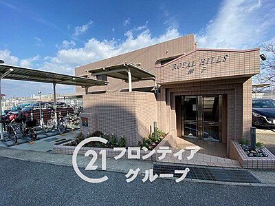外観:スーパー、コンビニが近いマンションは、日常の買い物が便利で、生活の利便性が高い魅力的な住環境です! 外観:スーパー、コンビニが近いマンションは、日常の買い物が便利で、生活の利便性が高い魅力的な住環境です!