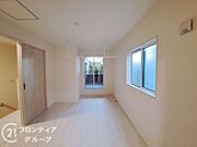 こちらのお部屋はバルコニーに面しており、日当たり、通風ともに良好です！お布団などもサッと干せて便利ですね！