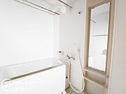 清潔感あふれるバスルームで、毎日の疲れを癒せます。明るく開放的な空間で、リフレッシュできるひとときをお楽しみください。