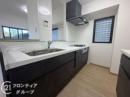 3口コンロ付きのキッチンは、調理の効率が良く、同時に多くの料理を作れる便利で機能的な空間です
