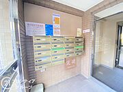 必要最低限の設備が整ったロビーで、実用性を重視した空間です