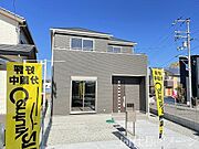 ＼同仕様写真／外壁にサイディング材を使用したおしゃれな外観。色柄バリエーションが豊富なため、住まいの表情を豊かに表現してくれます。また、雨で汚れを落としてくれるので、綺麗な外観が長続きします！