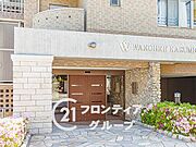 マンションのエントランスは、住まう方々を迎える洗練された空間です。