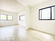 広々とした駐車スペースを備えた外観は、車の出し入れがスムーズで便利です。家族の車を安心して停められます