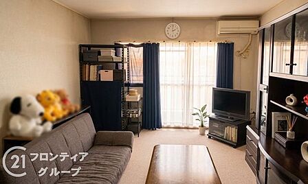 リビングは、家族や友人との時間を楽しむのに最適な広さです。快適な居住空間を提供します。