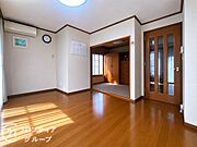 リビングは、家族や友人との時間を楽しむのに最適な広さです。快適な居住空間を提供します。