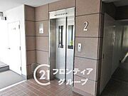 エレベーターホールは、住民の皆様が快適に移動できるよう設計されています。広々としたスペースは、混雑時でもスムーズな乗降を可能にします。