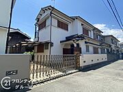 しっかりとした造りの外観は、安心感を与える堅牢なデザインです。長く住み続けられる住まいです。