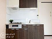 モダンなデザインのキッチンで、スタイリッシュな印象を与え、インテリアに調和します