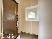玄関ではタイルを採用しており、お掃除楽々！特にお子さまがたくさんの砂を持って帰ってきても安心ですね！