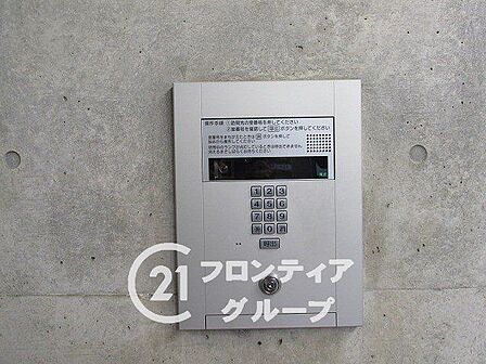 オートロックシステムは、住民の安全を守るための高いセキュリティ機能を提供しています。マンションエントランスに設置され、不審者の侵入を防ぎ、住民に安心感を与えます。