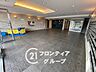 エントランス：広々としたデザインで、開放感を感じさせます。