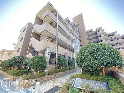 外観:シンプルながらも存在感のあるマンション外観は、住む人を魅了し、日常に特別な時間をもたらします。都会的なデザインが魅力で、住む人に誇りを与える空間です 外観:シンプルながらも存在感のあるマンション外観は、住む人を魅了し、日常に特別な時間をもたらします。都会的なデザインが魅力で、住む人に誇りを与える空間です