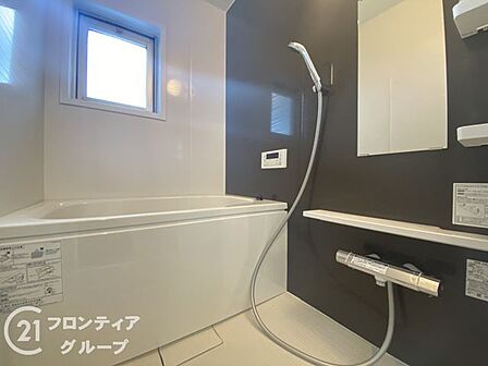 清潔感あふれるバスルームで、毎日の疲れを癒せます。明るく開放的な空間で、リフレッシュできるひとときをお楽しみください。