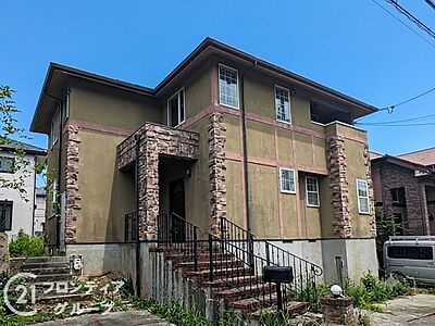 外観:静かな住宅街にたたずむ重厚感あるお家。落ち着いた色合いが素敵ですね。 外観:静かな住宅街にたたずむ重厚感あるお家。落ち着いた色合いが素敵ですね。