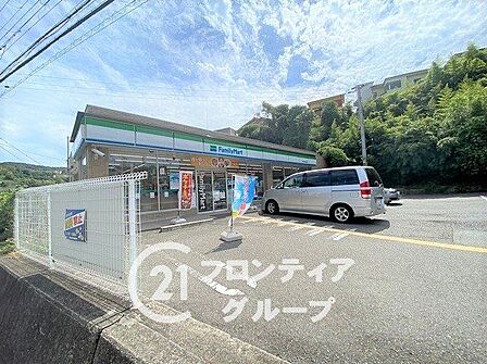ファミリーマート神戸垂水塩屋店 徒歩13分。 1010m