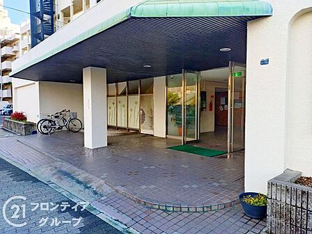 洗練されたデザインが、住まう人の品格を物語っているかのようですね!ここを通るたびに上質な暮らしを実感できる、そんな心地よい緊張感と安心感に包まれます