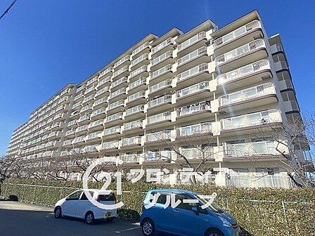 シンプルながらも存在感のあるマンション外観は、住む人を魅了し、日常に特別な時間をもたらします。都会的なデザインが魅力で、住む人に誇りを与える空間です