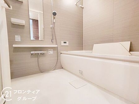 ホテルのような気品漂うラグジュアリーなバスルーム!高機能な設備と洗練された内装が、日々のバスタイムをより豊かなものへとアップデートし、明日への活力をじっくりとチャージできる癒やしの休息スポットです!