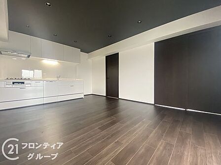 ダークトーンの天井が奥行きを演出する、モダンで開放感あふれるリビング!お気に入りのインテリアを並べて、自分だけの特別なプライベートサロンを作り上げるワクワク感に満ちた憧れのデザイナーズ空間!