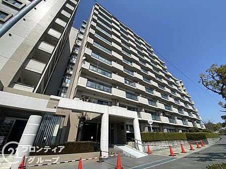 洗練されたが目を引く都会的な佇まいです。青空に映えるスタイリッシュなフォルムは、この街のランドマークとして住まう方のプライドを静かに満たしてくれます